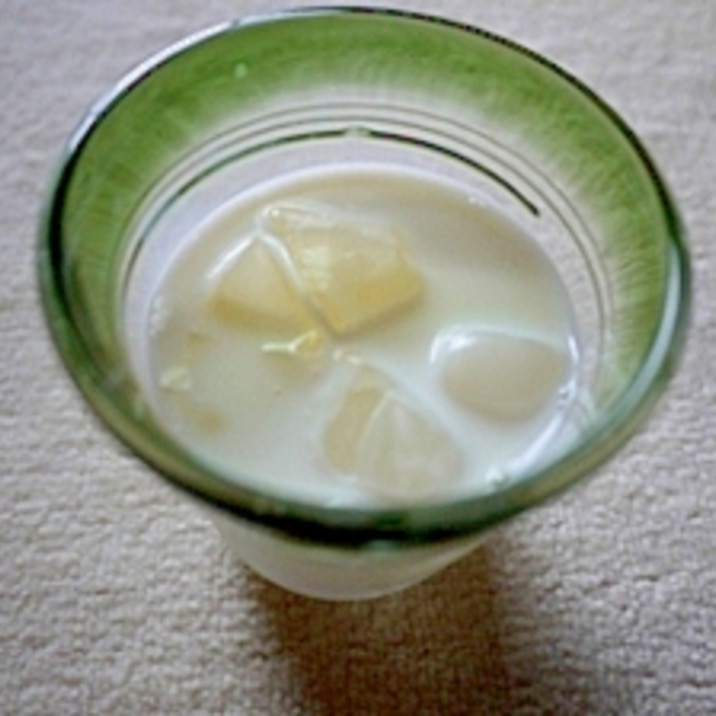 氷を浮かべて★リンゴ酢牛乳
